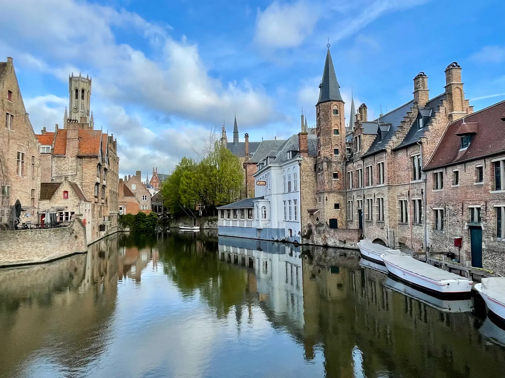 Grachtenrij met trapgevels in Brugge