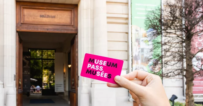 Museum pass hand